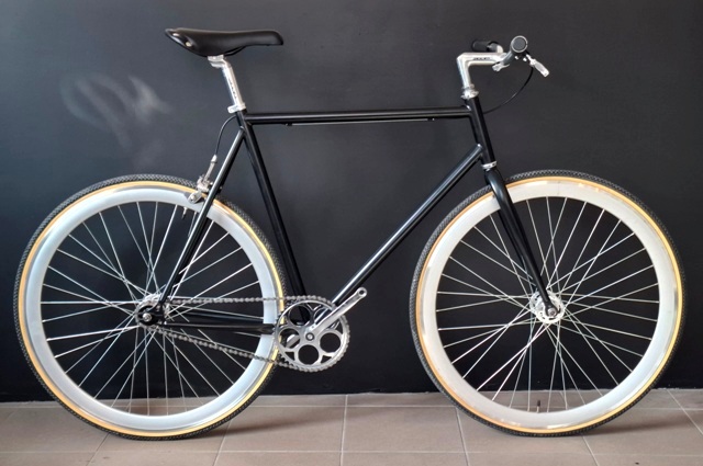 Czarny single speed rower